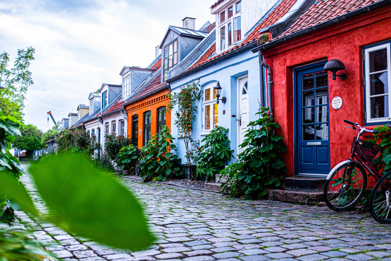 Dänemark, Aarhus, eine Straße mit bunten Häusern