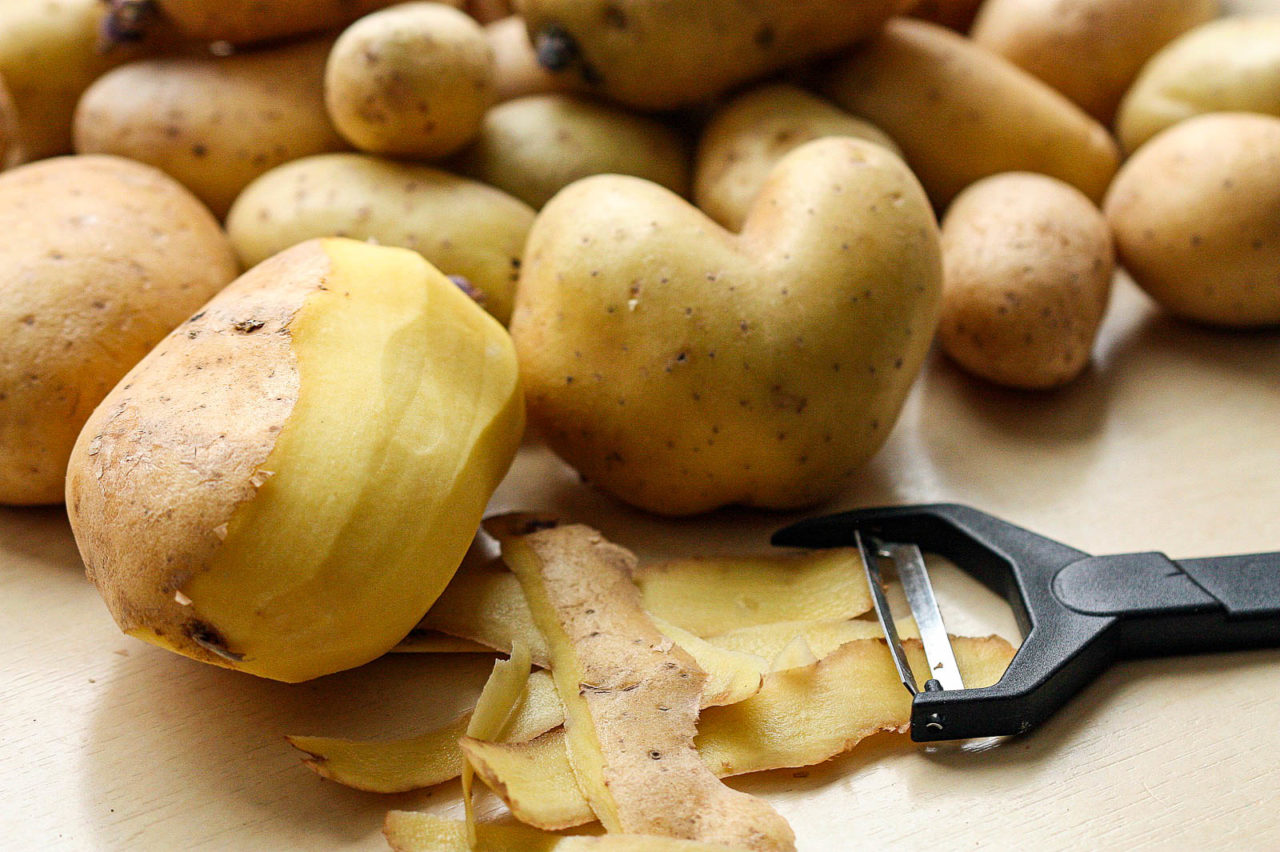Kartoffeln schälen mit Sparschäler