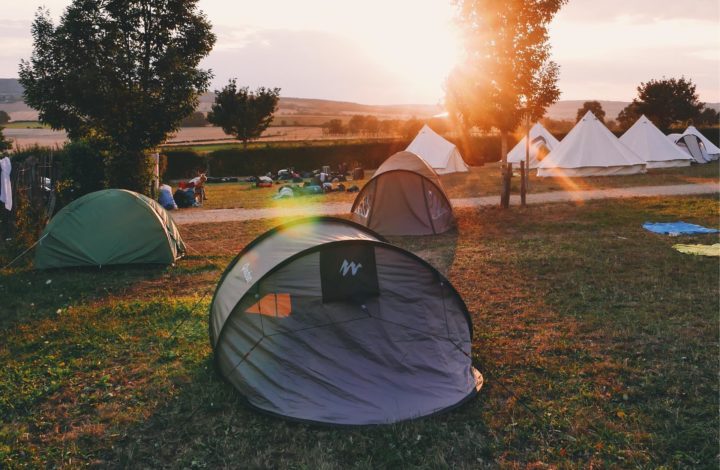 Mehrere Zelttypen Auf Einem Campingplatz