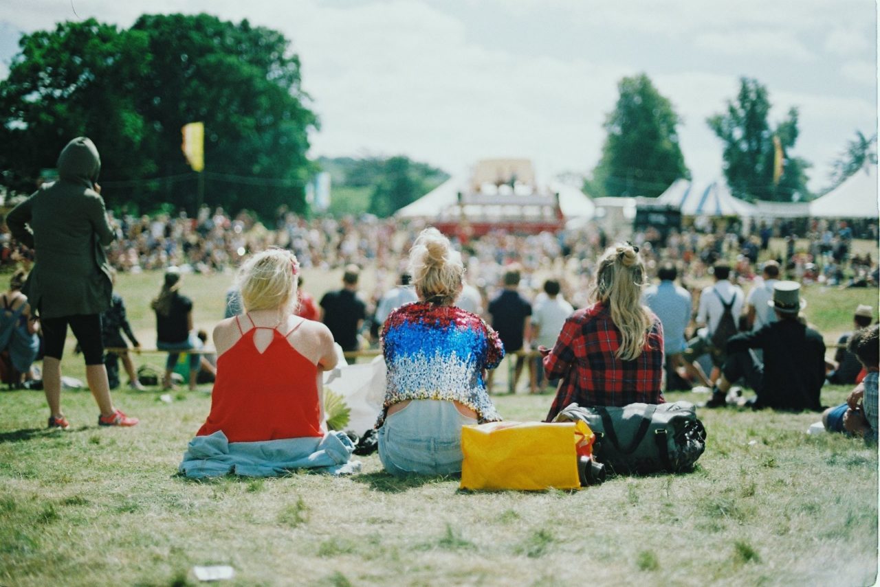 Menschen sitzen auf einem Festival