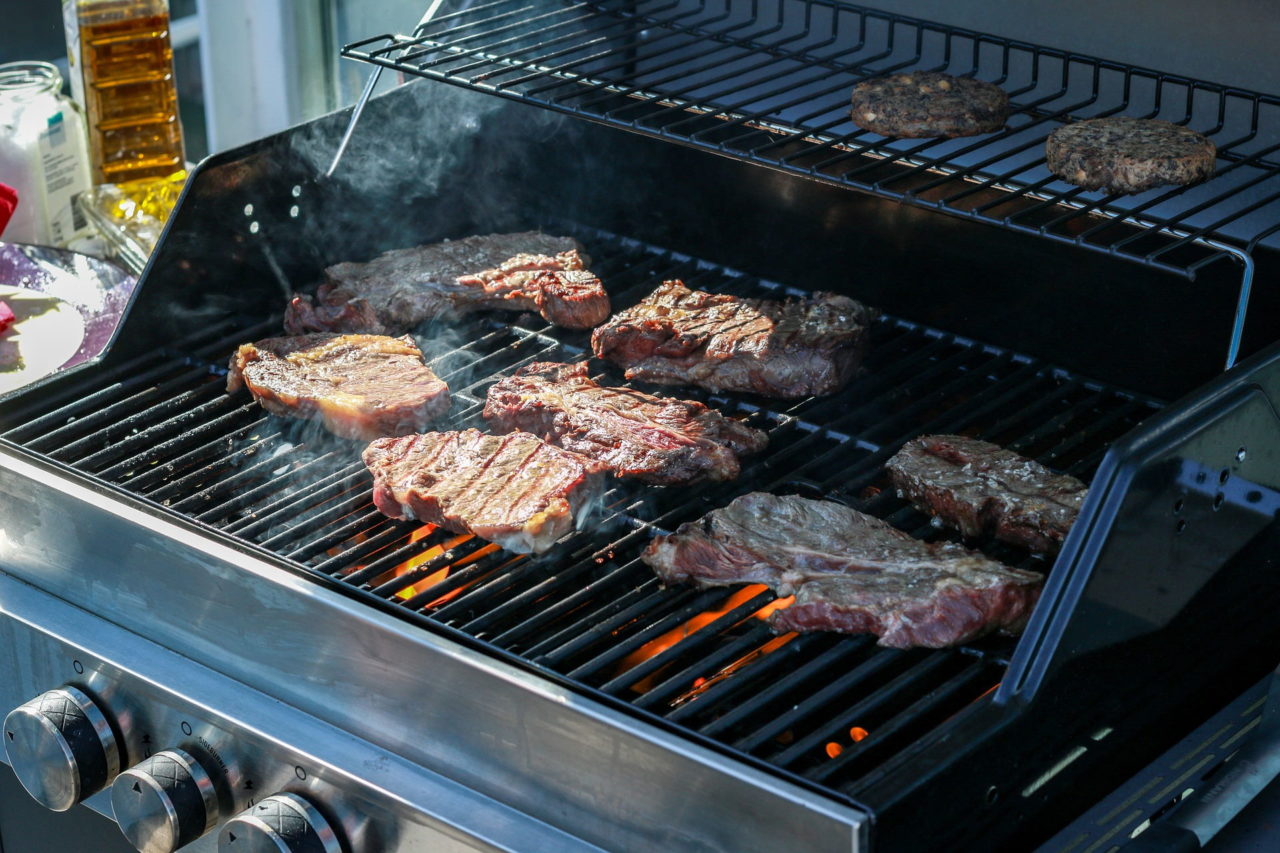 Kochen auf dem Campingplatz - Gasgrill mit Steaks