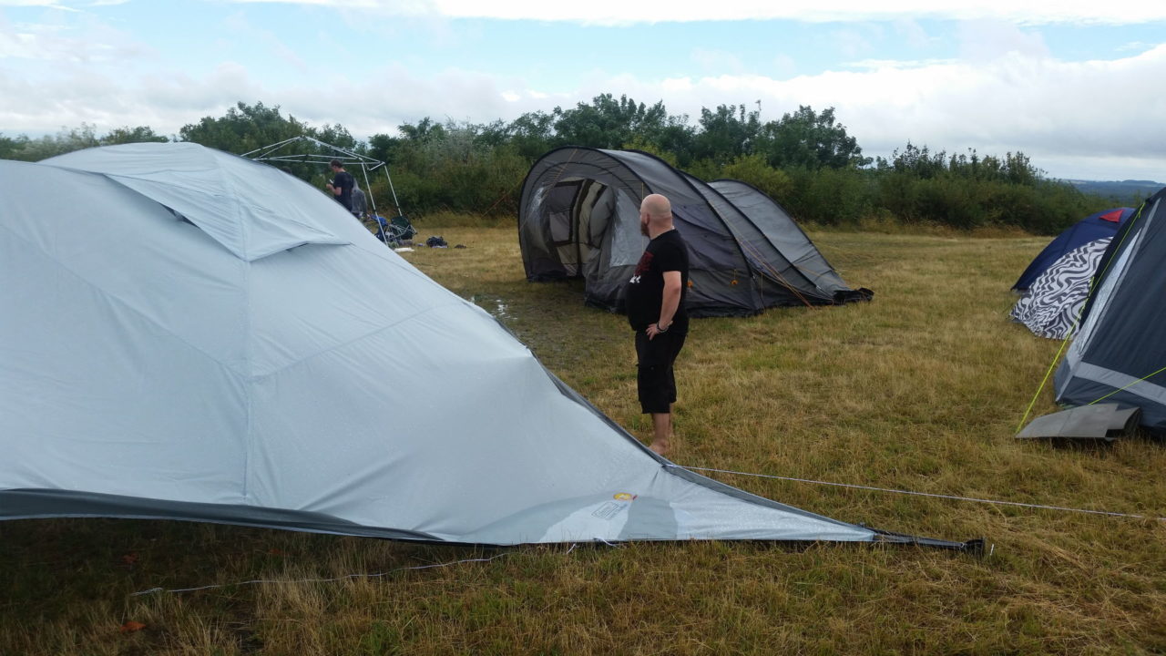Beschädigte Zelte und Pavillons nach einem Sturm