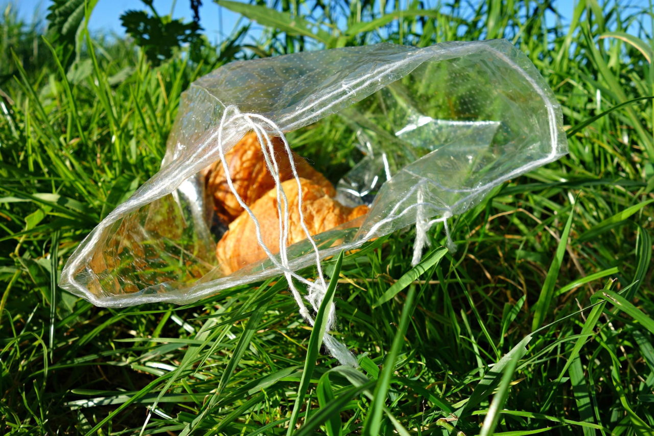 Croissants in einer Plastiktüte