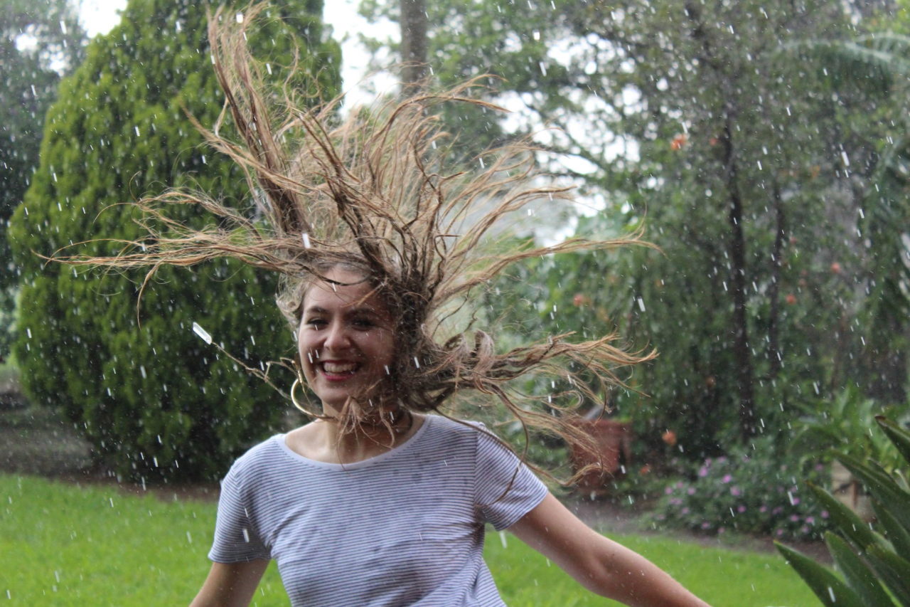 Glückliche Frau im Regen