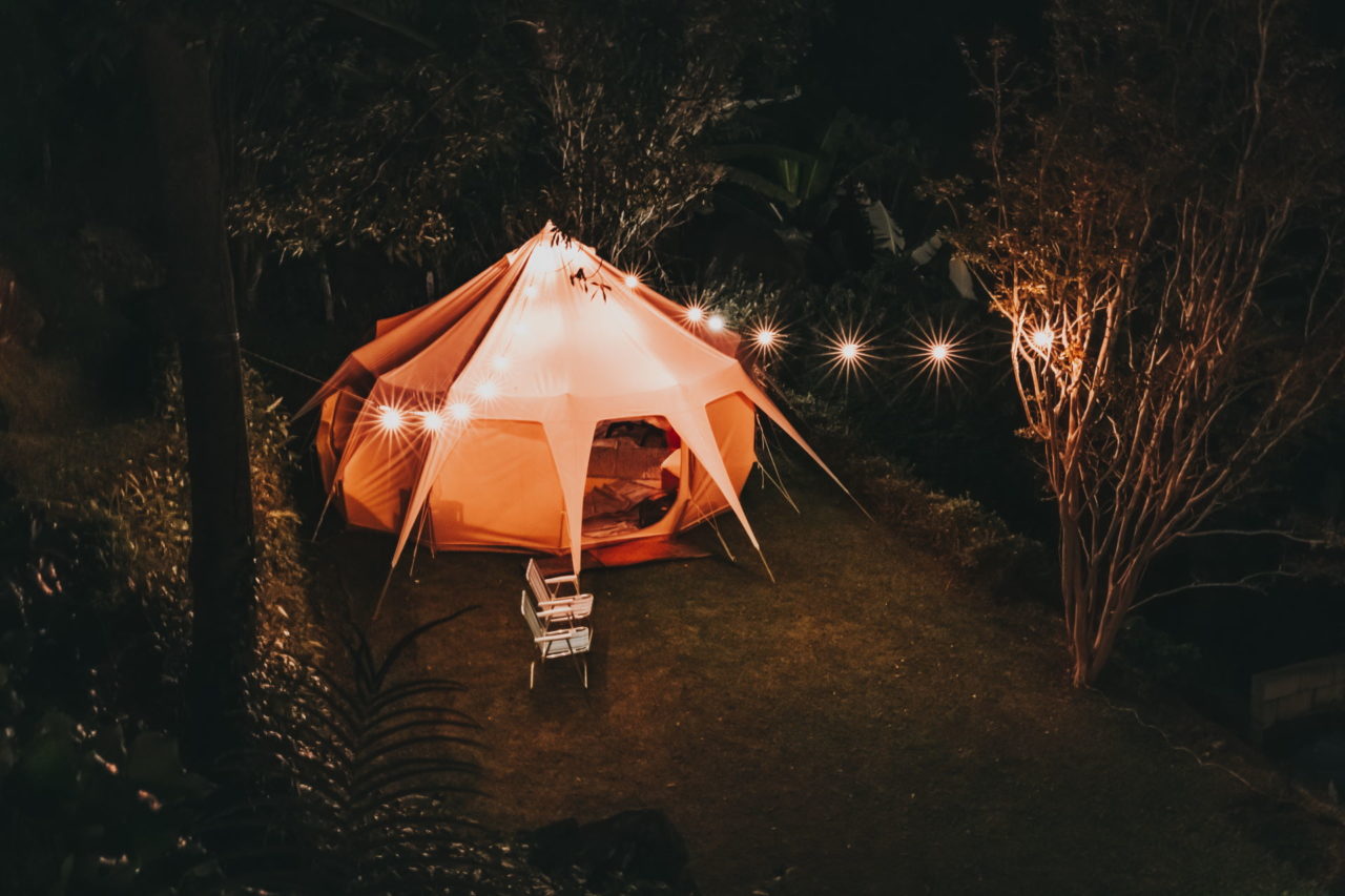 Großes Zelt mit Lichtkette bei Nacht
