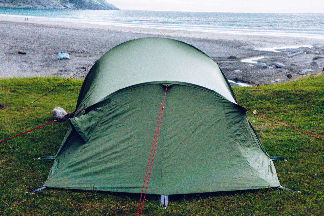 Mit Sturmleinen abgespanntes Zelt an der Küste
