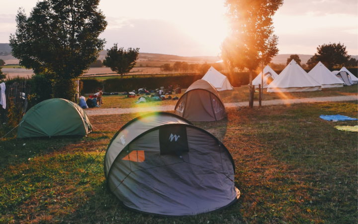 Zelte auf einem Zeltplatz im Sonnenuntergang