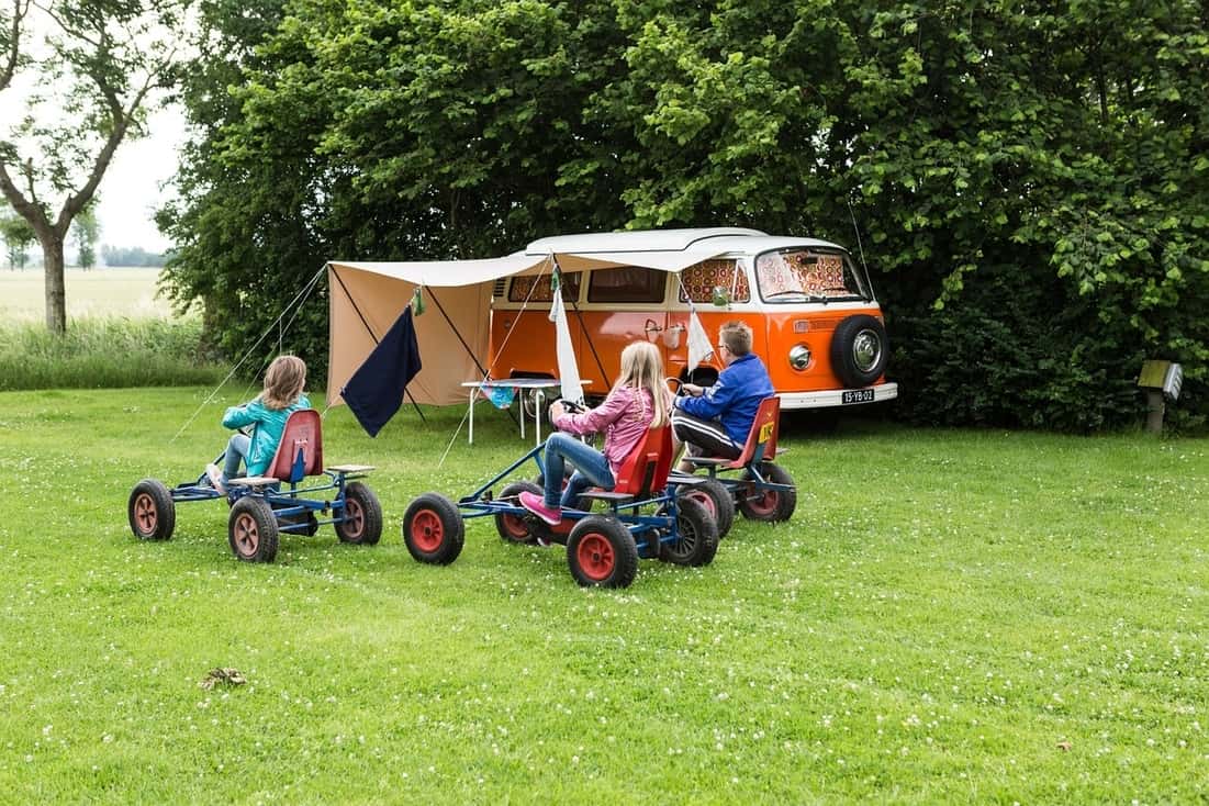 Kinder vor einem Wohnmobil