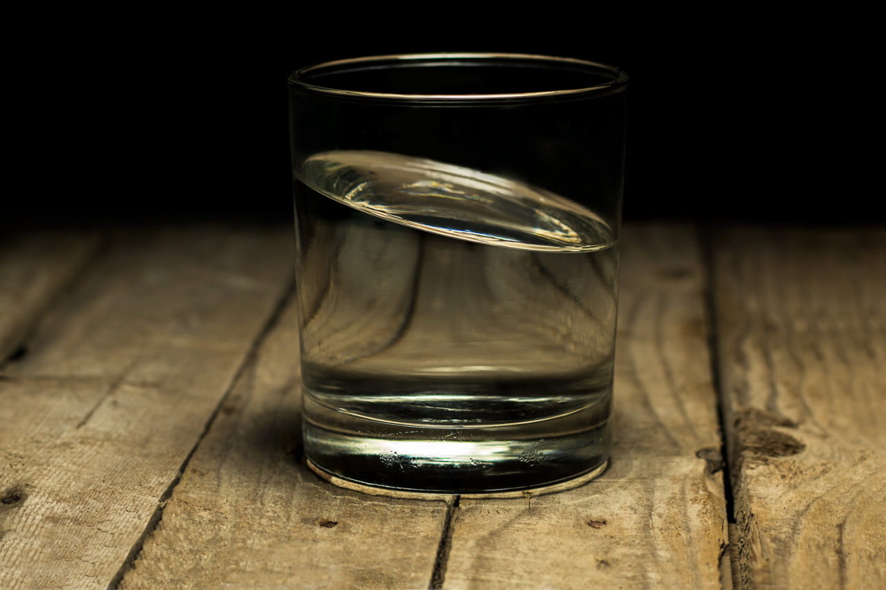 Reiner Alkohol in einem Wasserglas