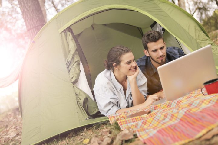 camping im zelt mit laptop stromversorgung