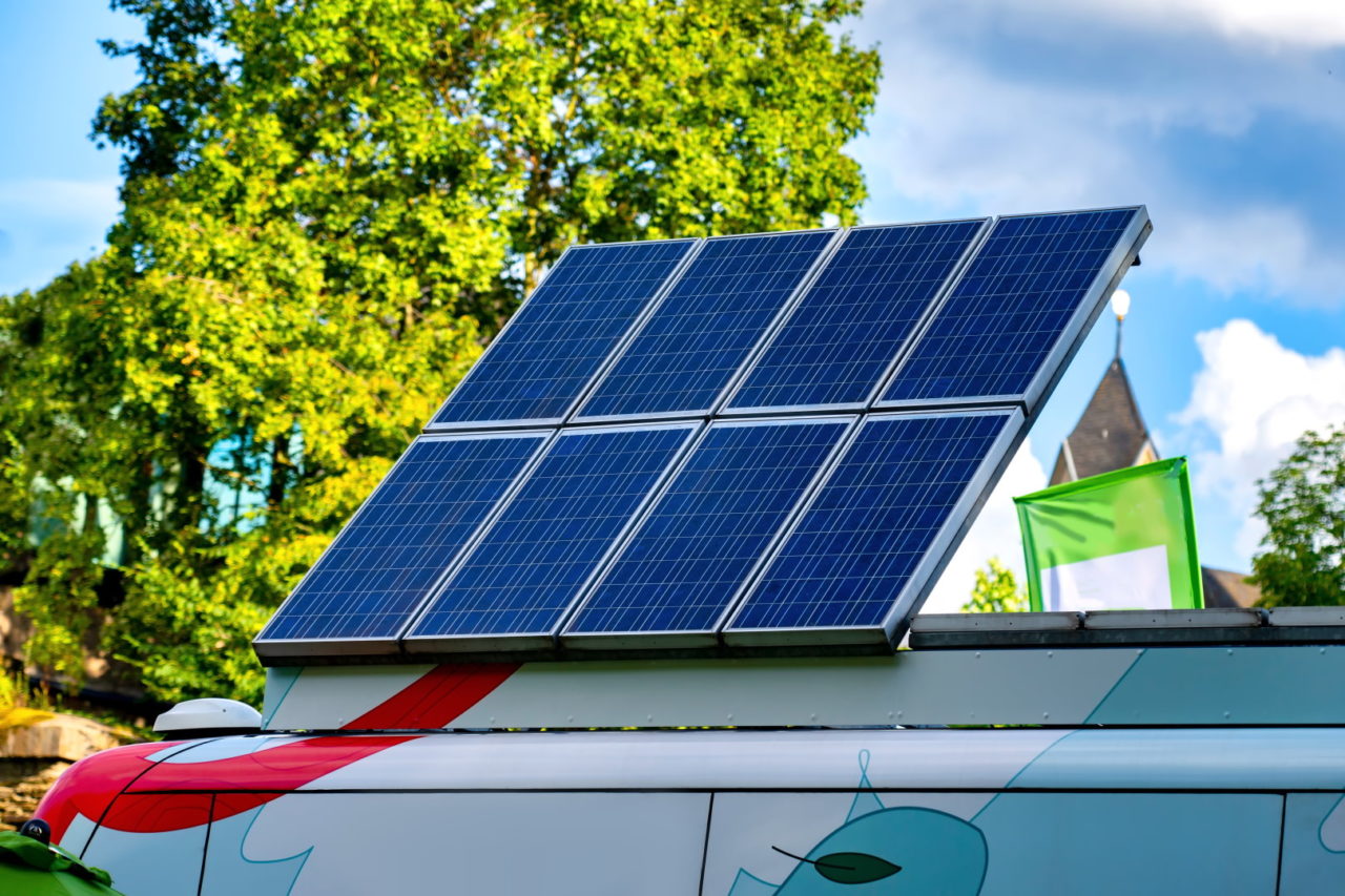 Solarpanel auf Wohnmobil hochgestellt