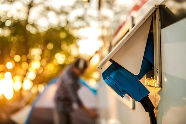 Stecker in der Außensteckdose eines Wohnmobils auf dem Campingplatz