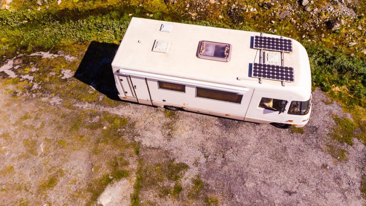 Wohnmobil mit Solarpanel auf dem Dach