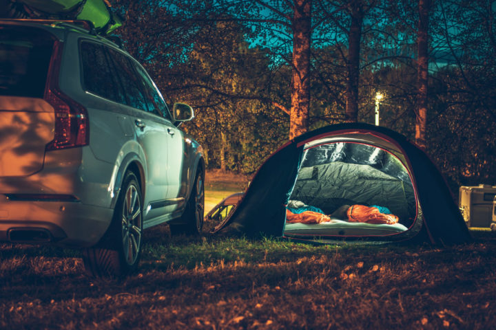 Zelt in der Nacht neben Auto
