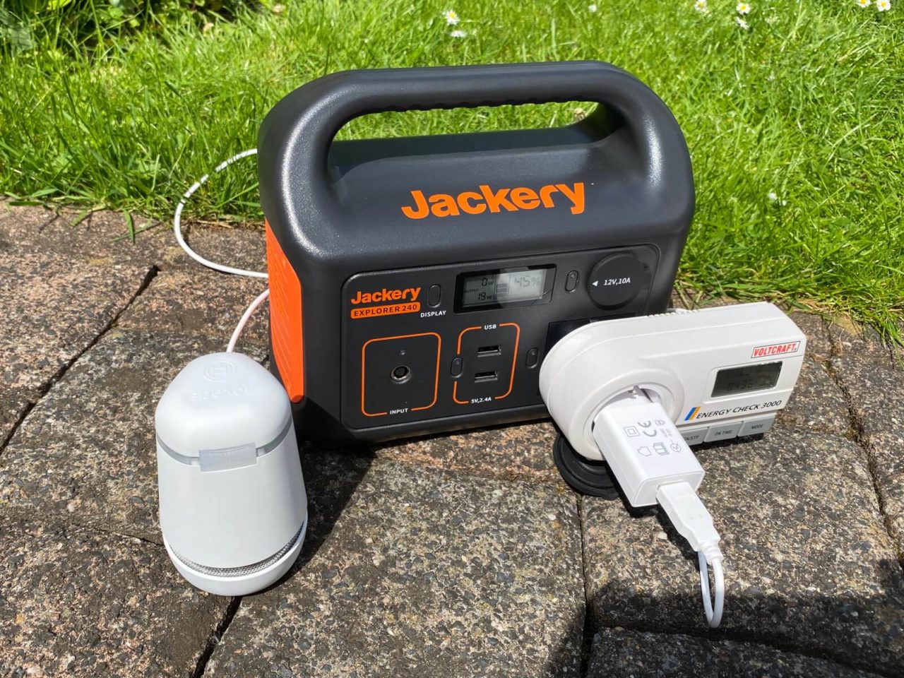 Jackery Explorer 240 Power Station Test - Bosch spexor Alarmgerät ist mit dem Netzteil angeschlossen