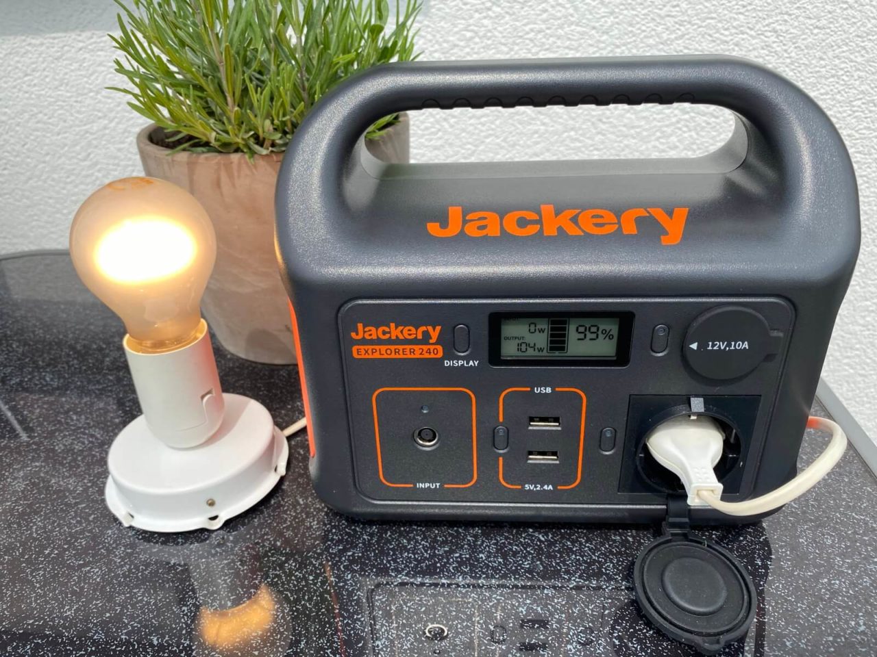 Jackery Explorer 240 Power Station Test - Prüfung der Kapazität mit einer Glühlampe