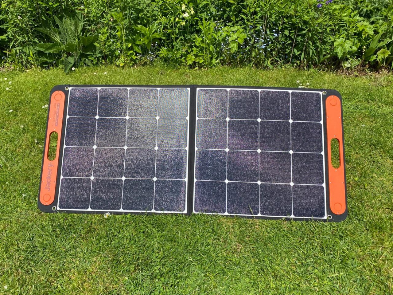 Jackery SolarSaga 100W Solar Panel Test - Vorderseite, aufgeklappt auf einer Wiese