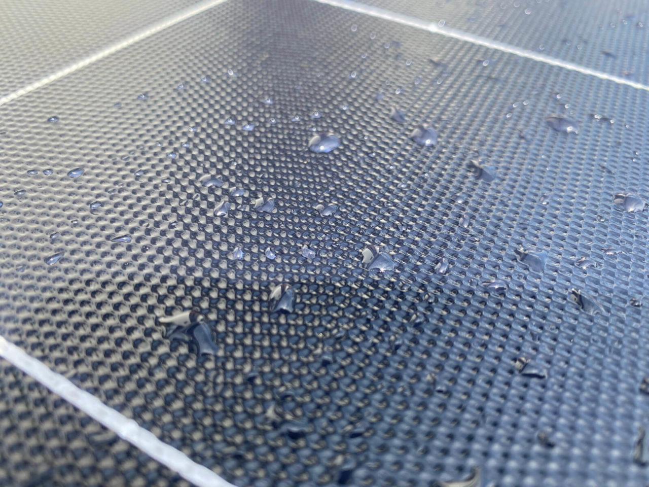 Jackery SolarSaga 100W Solar Panel Test - Wassertropfen auf den Solarzellen