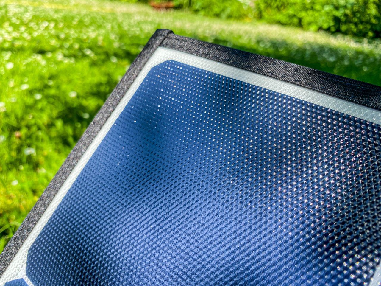 PowerOak Bluetti SP120 Solarpanel Test - Die Beschichtung ist aus ETFE-Polymer (Teflon)