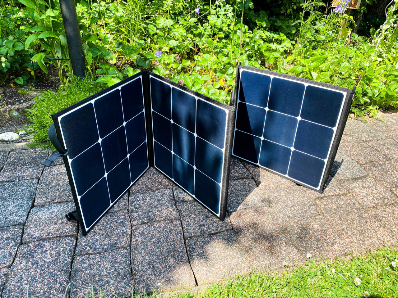 Poweroak Bluetti Sp120 Solarpanel Test Die Solartasche Wird Zusammengefaltet