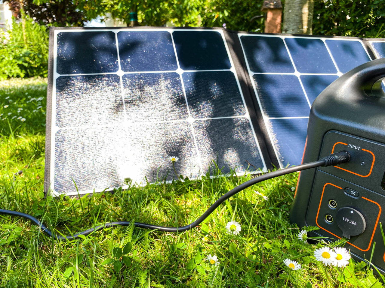 PowerOak Bluetti SP120 Solarpanel Test - Leistung im Schatten, Solartasche an der Power Station unter einem Baum