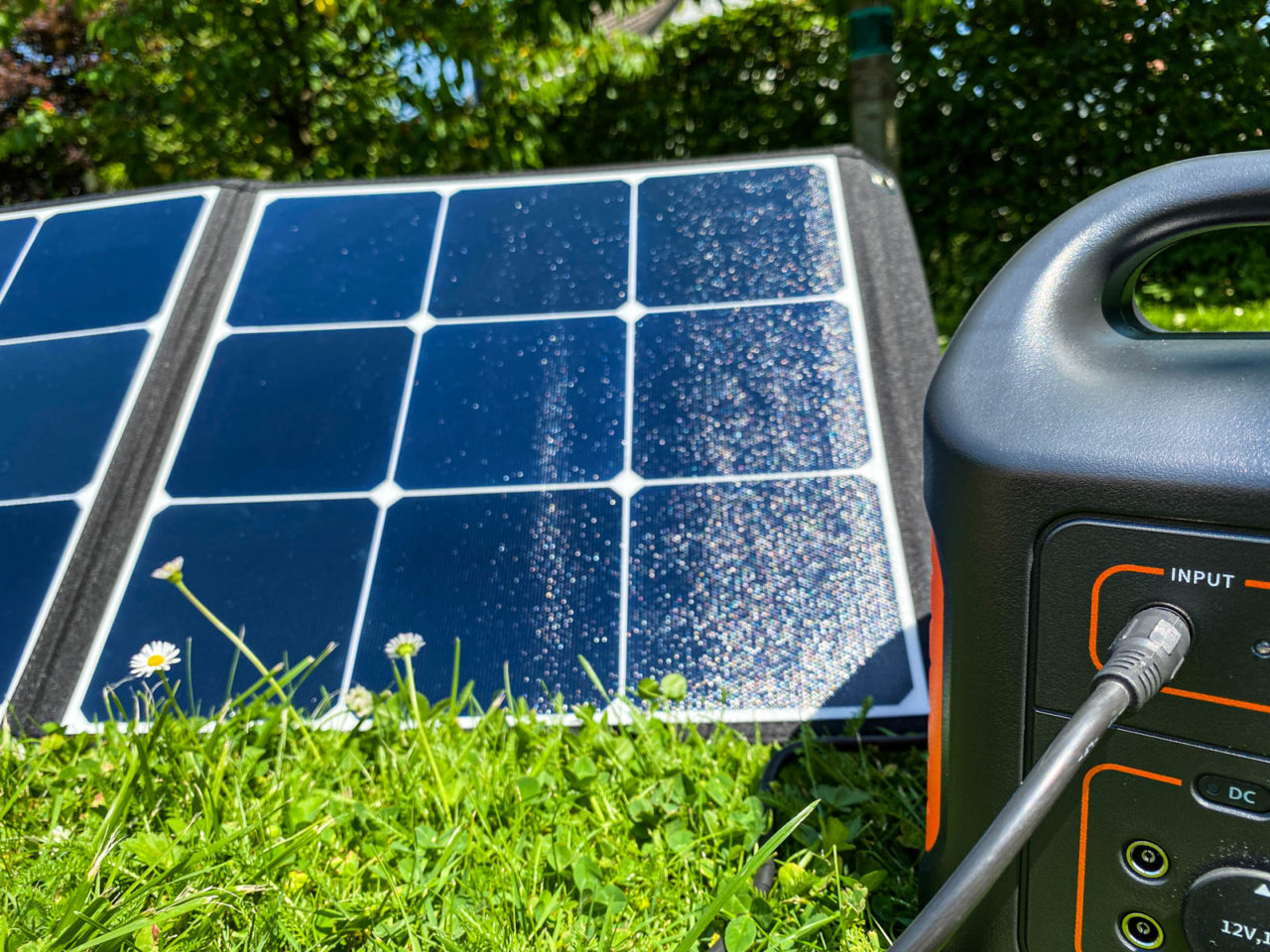 PowerOak Bluetti SP120 Solarpanel Test - Leistung in der Sonne, an Powerstation auf einer Wiese