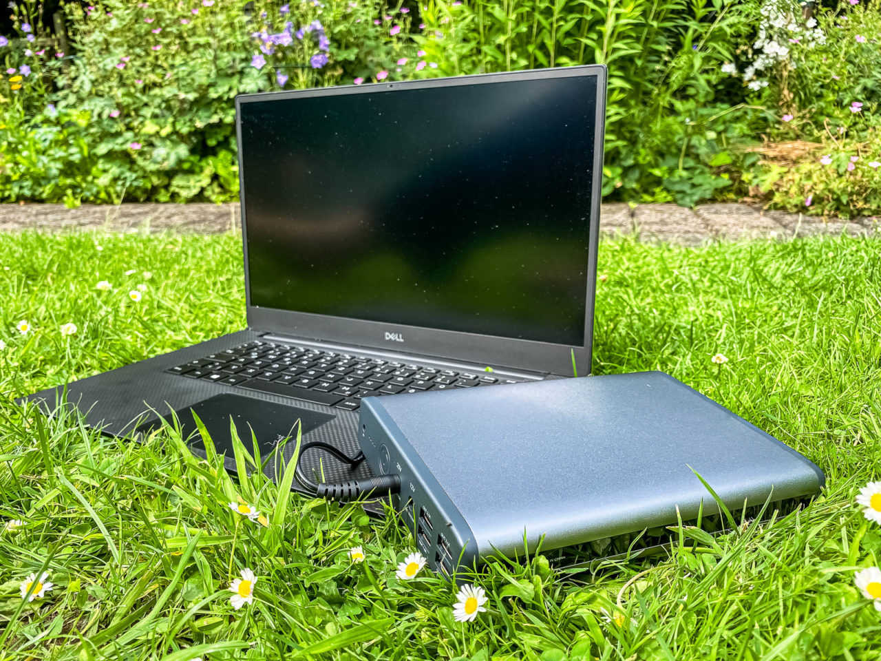PowerOak K2 Laptop Powerbank Test - Ein Notebook wird aufgeladen