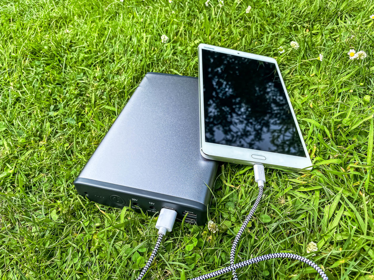 PowerOak K2 Notebook Power Bank Test - Ein Tablet wird aufgeladen, über USB-A
