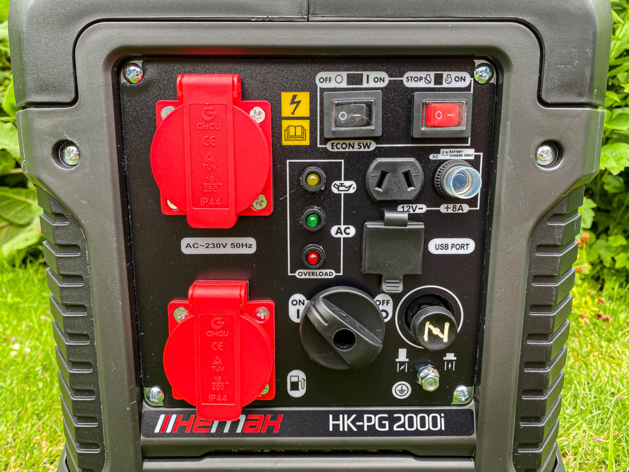 HEMAK HK-PG 2000i Inverter Stromerzeuger Test - Anschlüsse, Steckdosen, Bedienfeld