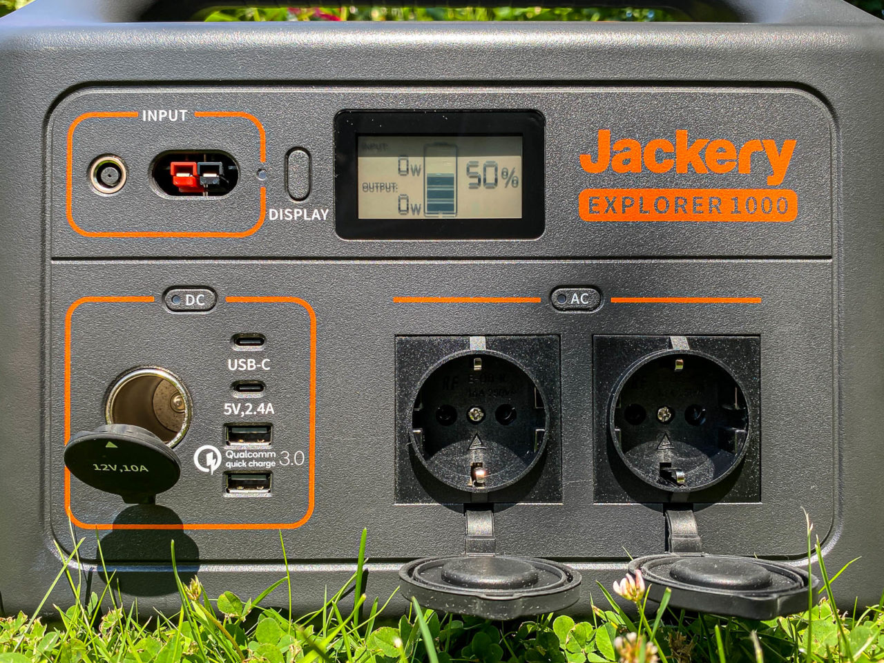 Jackery Explorer 1000 Powerstation Test - Anschlüsse, Steckdosen, Display, Nahaufnahme