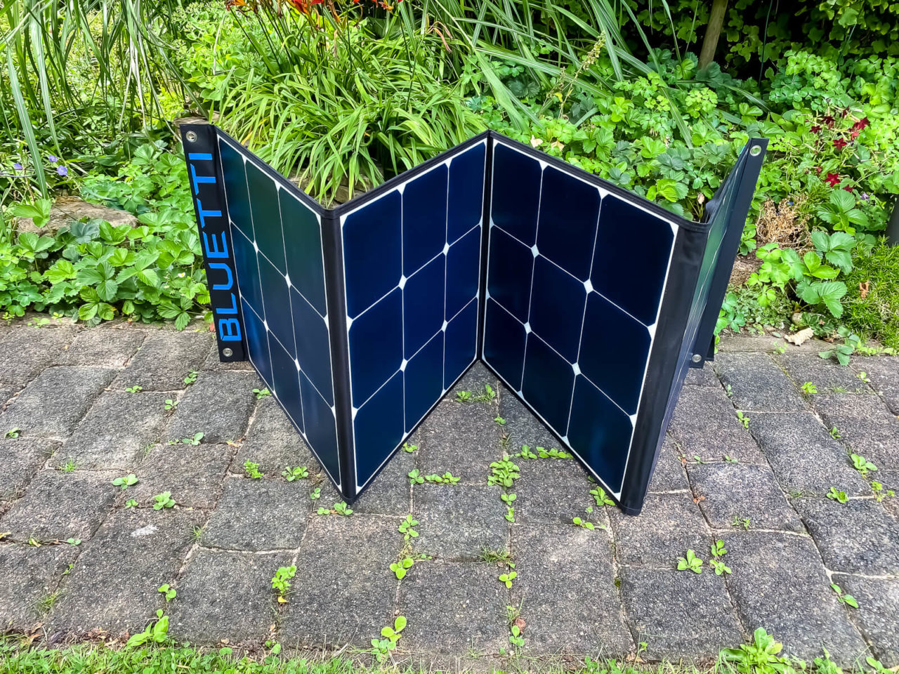 Bluetti SP200 Solarpanel Test - Klappmechanismus, halb zusammengefaltet