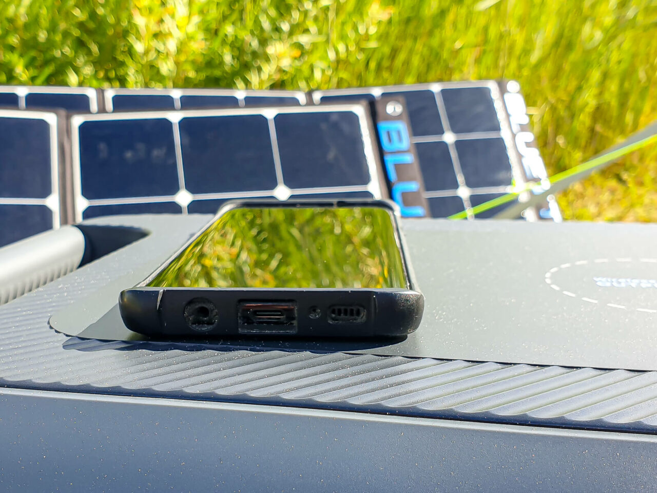 Bluetti AC200MAX Solargenerator Test - Smartphone, Wireless Charging, Solarpanel, Strand, Camping