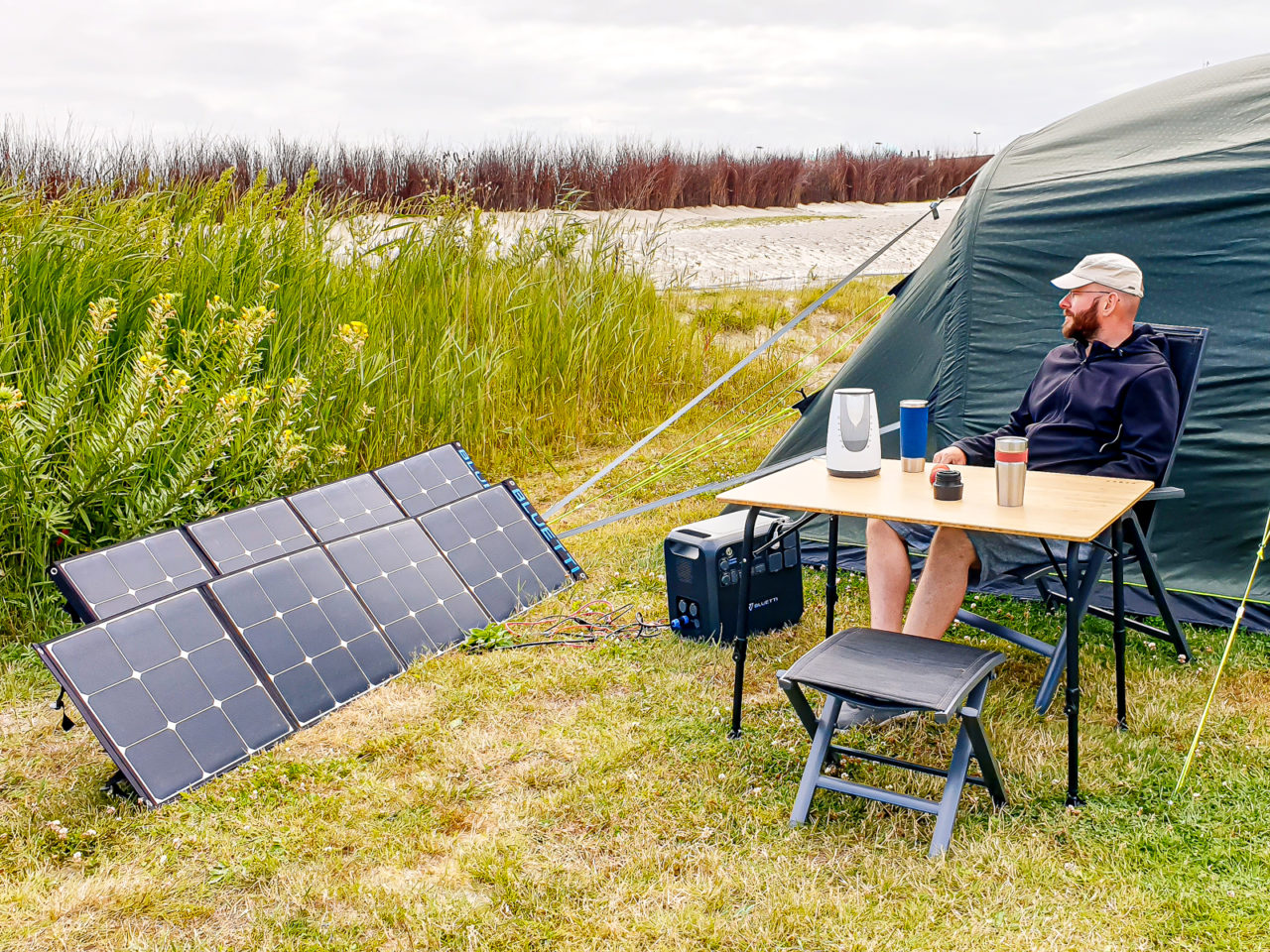 Solargenerator Bluetti Ac200max, Solar Panel Bluetti Sp200, Campingplatz, Nordsee, Zelt, Campingtisch, Kaffee Trinken