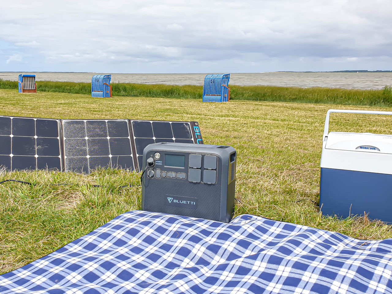 Solargenerator Bluetti Ac200max, Solar Panel Bluetti Sp200, Nordsee, Deich, Wiese, Picknick, Decke, Kühlbox
