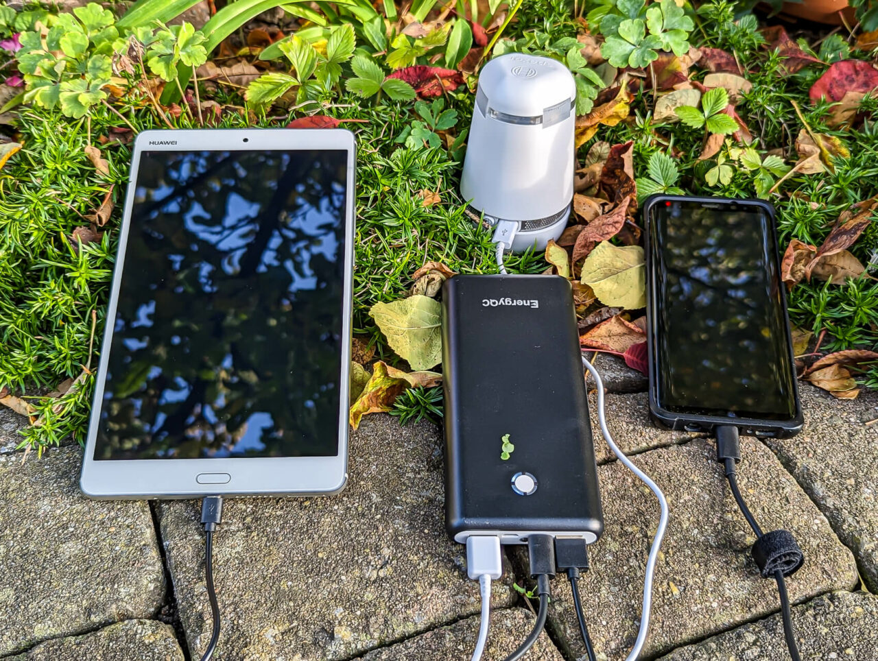 EnergyQC Pilot X7 Test - Mehrere Geräte, parallel Laden, Handy, Tablet, Alarmgerät