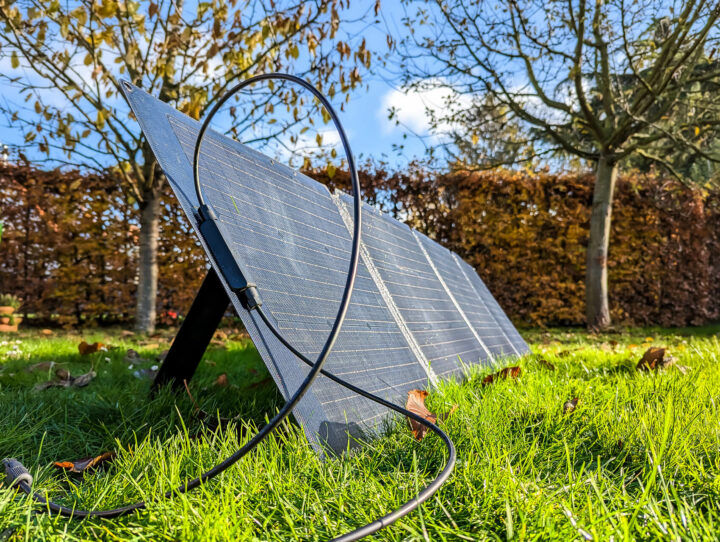Zendure 200w Solar Panel Aufgebaut, Von Der Seite, Wiese, Sonne