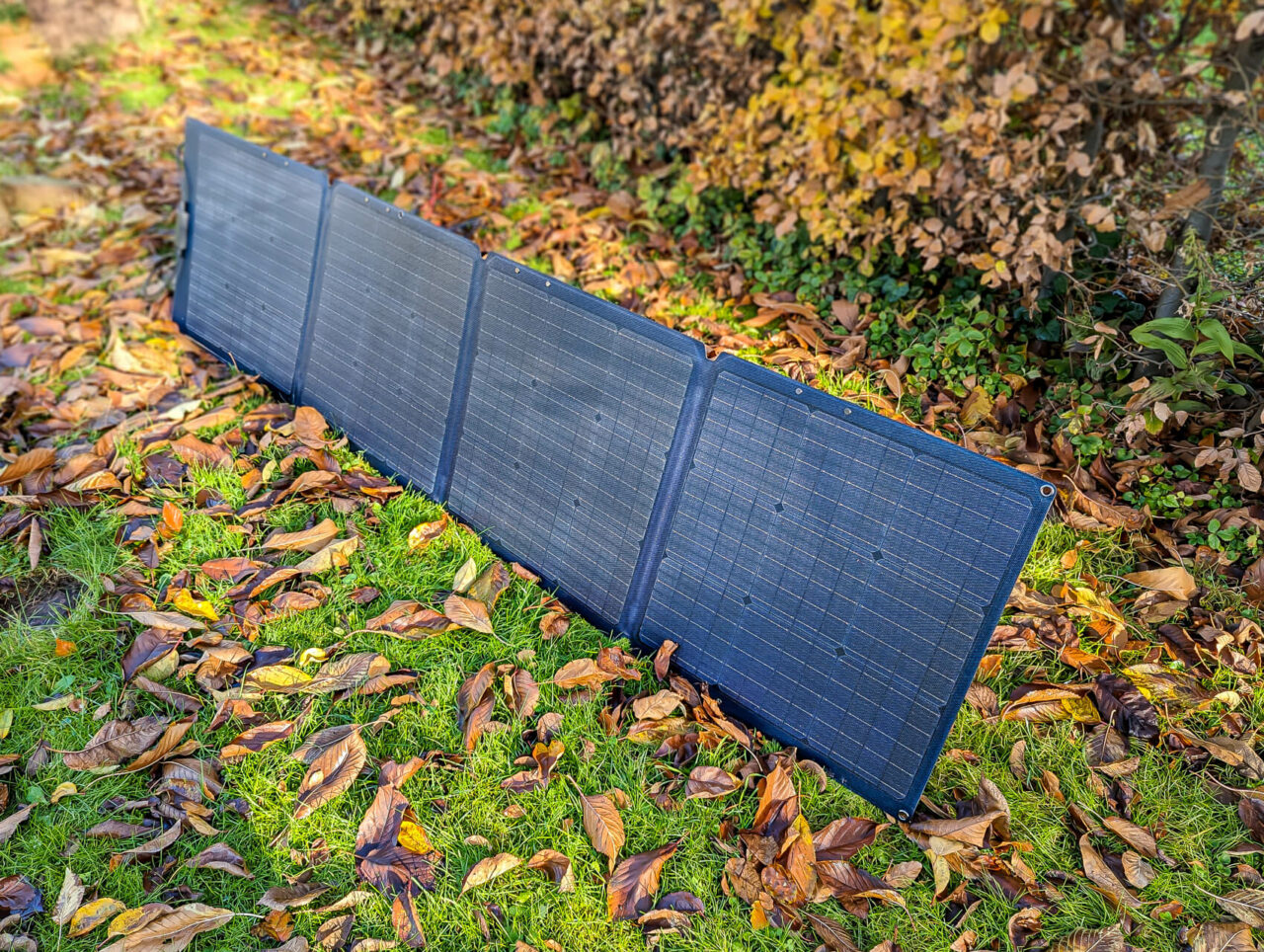 Zendure 200W Solar Panel - aufgebaut, stehend, Vorderseite, Sonne, Herbst, Laub