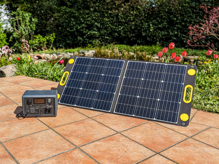 Togo Power 100W Advance Solar Panel - Test, Titelbild, aufgebaut, in der Sonne, als Solargenerator, mit Bluetti EB3A Powerstation, im Garten