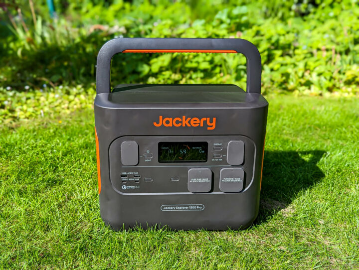 Jackery Explorer 1500 Pro Test, Titelbild, Vorderseite, Rasen, Garten, Outdoor