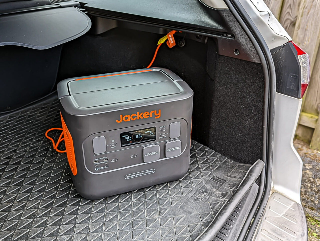 Jackery Explorer 1500 Pro - Test, Aufladen im Auto, KFZ-Stecker, Ladeleistung, 102 Watt, Kofferraum