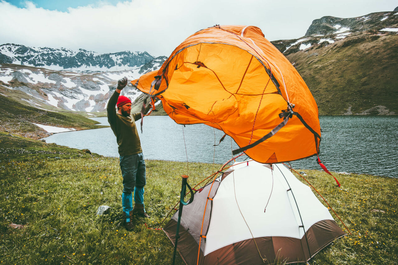 Zelt aufbauen - Außenzelt, überziehen, Bergsee